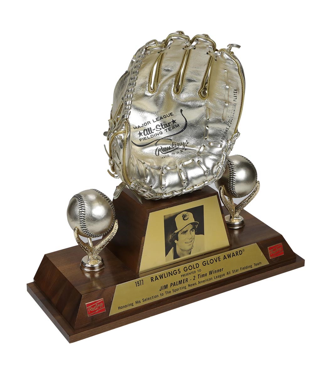 Hayes wins second straight Rawlings Gold Glove Award